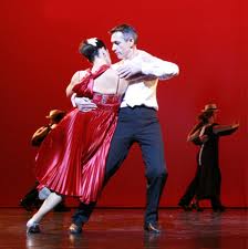 On pourrait démarrer l'histoire du tango argentin à la fin du 19ème siècle vers les années 1890, où la marine a voile est remplacée par la marines à vapeur